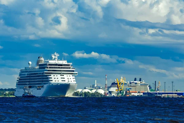 Grand Bateau Croisière Blanc Naviguant Vers Mer Baltique Par Temps — Photo