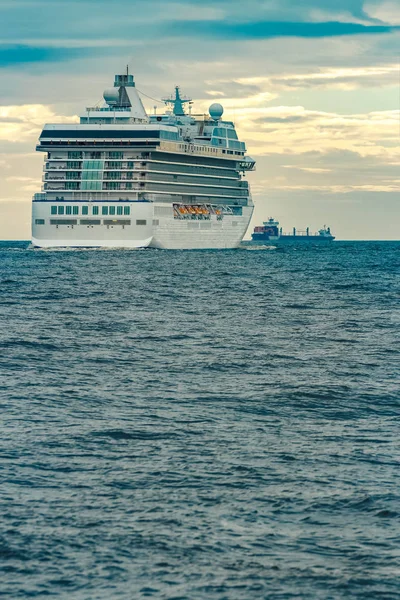 Nave Crociera Bianca Che Sposta Verso Mare Nella Giornata Nuvolosa — Foto Stock