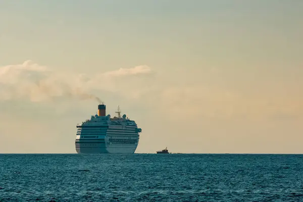 大きなロイヤルは 途中でライナーをクルーズします 旅行やスパ サービス — ストック写真