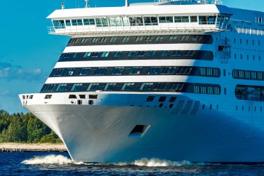 Baltık Denizi açık gün yelken büyük beyaz yolcu gemisi