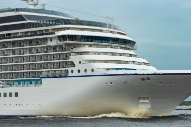 Beyaz cruise gemisi denize bulutlu gün hareketli