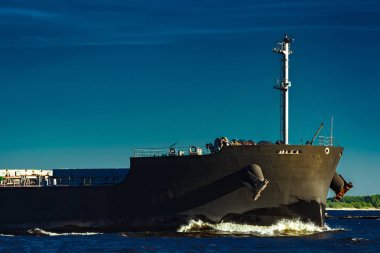 Akşam saatlerinde Baltık Denizi hareketli siyah toplu taşıyıcı