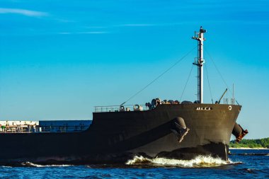Baltık Denizi-açık gün hareketli siyah kargo gemisi