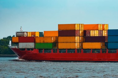Kırmızı konteyner gemisi. Lojistik ve üretim transfer