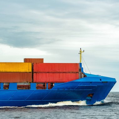 Mavi kargo konteyner gemisi tam devam yüklü