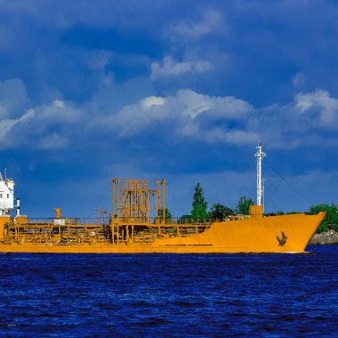 Sarı kargo tanker gemisi açık yaz gününde taşıma