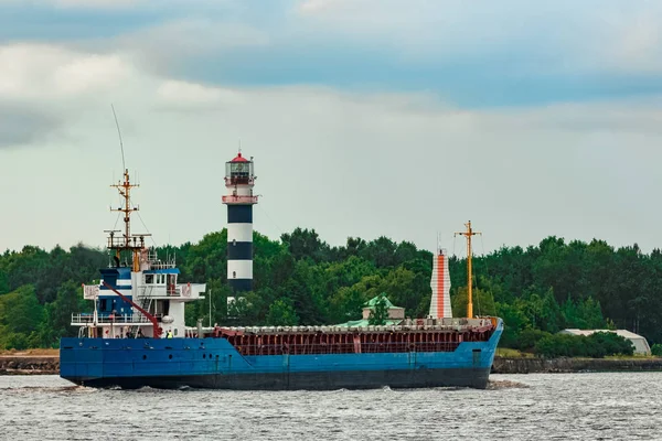 Blauwe Vrachtschip Uit Baltische Zee Een Bewolkte Dag Verplaatsen — Stockfoto