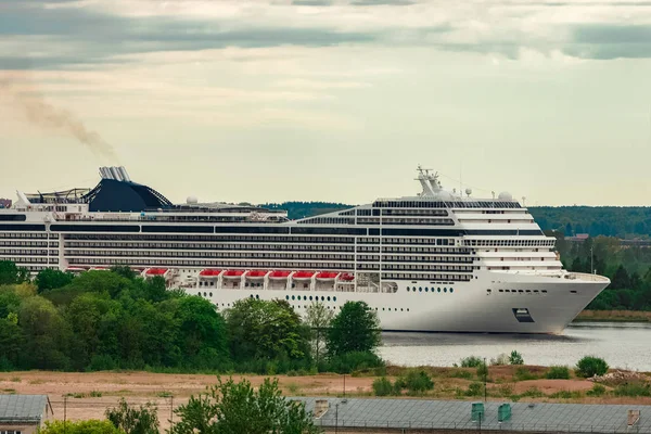 Grande Cruzeiro Branco Que Navega Através Porto Carga — Fotografia de Stock