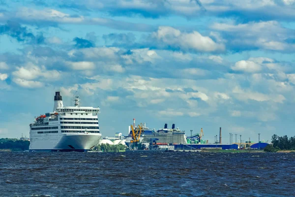 Великі Білі Круїзне Судно Допливти Балтійського Моря Ясний День — стокове фото