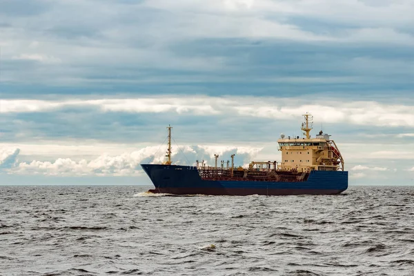 Mavi Tanker Toksik Maddeler Petrol Ürünleri Aktarma — Stok fotoğraf