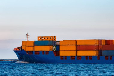 Mavi konteyner gemisi. Global lojistik ve mal transferi