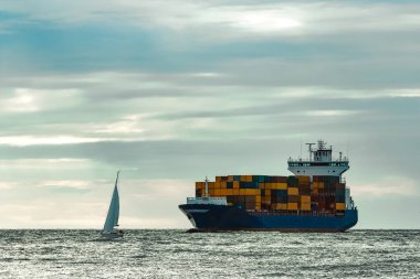 Mavi konteyner gemisi tam hareketli denizden dolu