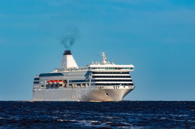 Beyaz bulutsuz bir günde yelken gemisi cruise