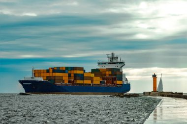 Mavi konteyner gemisi tam hareketli denizden dolu