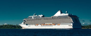 Beyaz Baltık denizden de akşam yelken gemisi