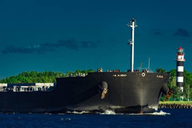 Akşam saatlerinde Baltık Denizi hareketli siyah toplu taşıyıcı