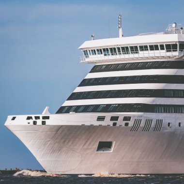 Beyaz bulutsuz bir günde yelken gemisi cruise