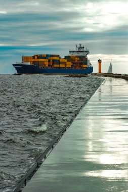 Mavi konteyner gemisi tam hareketli denizden dolu