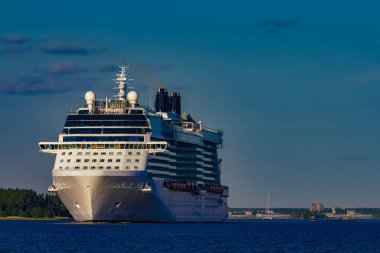 Bulutsuz bir günde bağlantı noktası hareketli dev beyaz yolcu gemisi