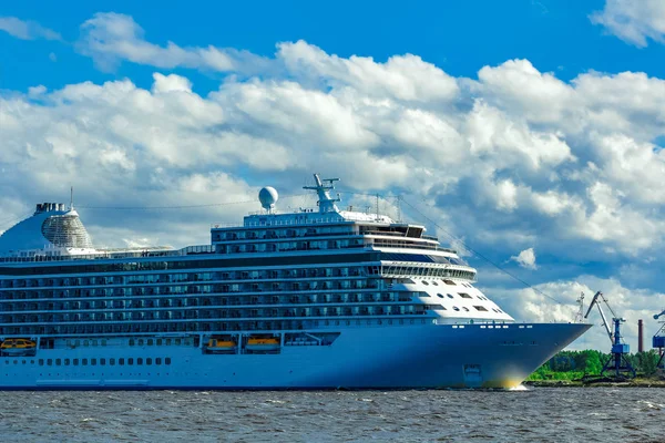 Baltık Denizi açık gün yelken büyük beyaz yolcu gemisi