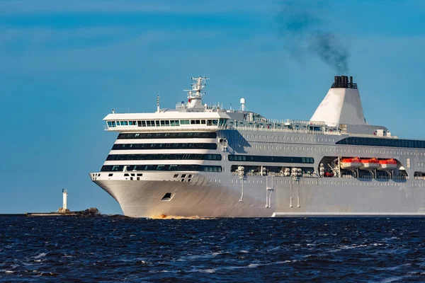 Beyaz bulutsuz bir günde yelken gemisi cruise