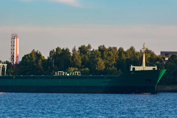 Zielony Statek Opuszcza Port Pogodny Dzień — Zdjęcie stockowe