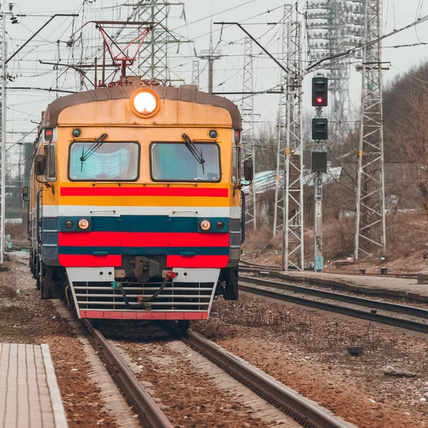 Eski sarı yolcu Elektrikli tren terminal sürüş