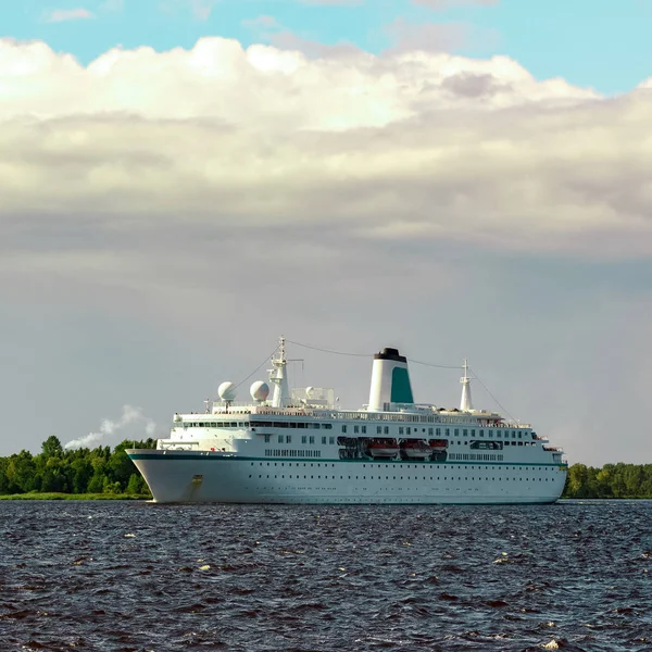 Weißes Kreuzfahrtschiff Riga City Reise Und Wellnessdienstleistungen — Stockfoto
