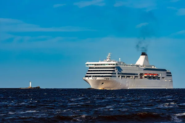 Weißes Kreuzfahrtschiff Fährt Einem Klaren Tag — Stockfoto