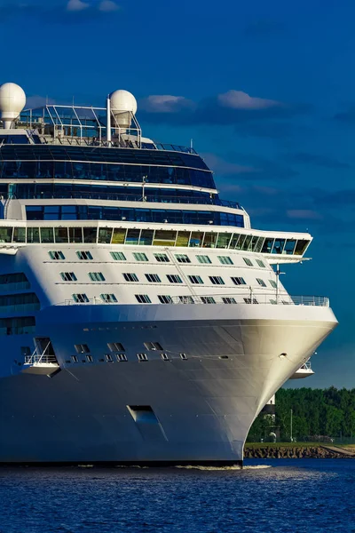 Beyaz Dev yeni yolcu gemisi açık yaz günü içinde hareket