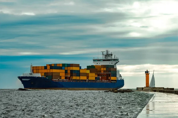 Mavi konteyner gemisi tam hareketli denizden dolu