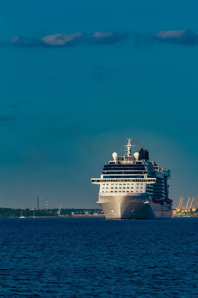 Гигантский Белый Пассажирский Корабль Проплывает Мимо Порта Ясный День — стоковое фото