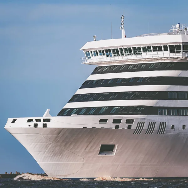 Beyaz bulutsuz bir günde yelken gemisi cruise