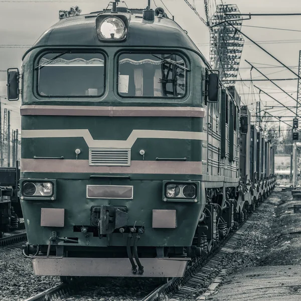 Eski Dizel lokomotif kargo. Yük treni eylem