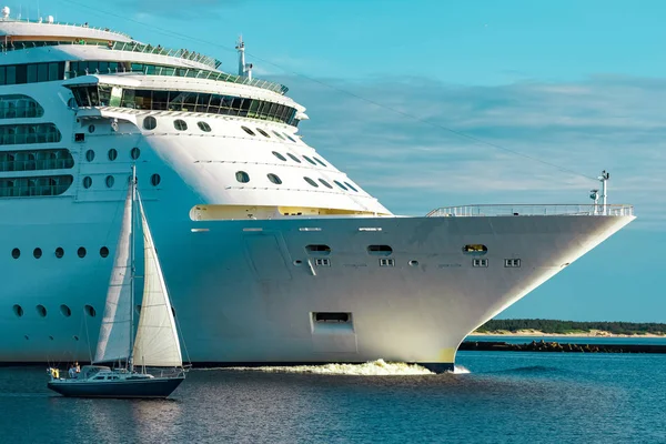 Luxuskreuzfahrtschiff Unterwegs Reise Und Wellnessdienstleistungen — Stockfoto