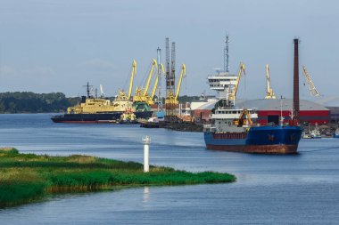 Mavi kargo gemisi ile bağlantı noktasına hareket uzun ulaşmak Ekskavatör