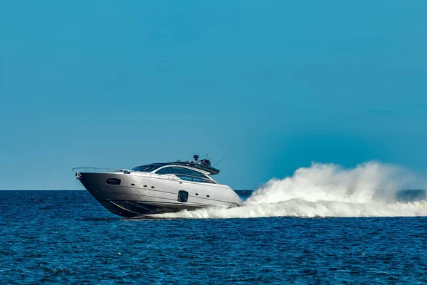 Graues Schnellboot Das Schnell Auf Dem Fluss Lettland Unterwegs Ist — Stockfoto