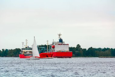 Kırmızı kargo bulker gemisi. Lojistik ve mal nakliyatı