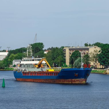 Mavi kargo gemisi ile bağlantı noktasına hareket uzun ulaşmak Ekskavatör