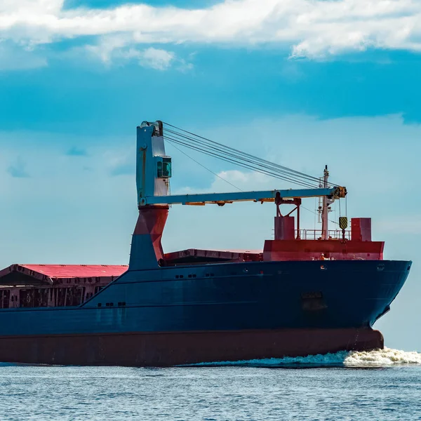 Warenimport Großes Blaues Frachtschiff Bewegt Sich Riga Port — Stockfoto