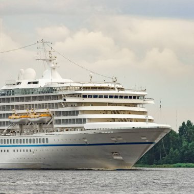 Beyaz cruise liner Baltık Denizi bulutlu günde yelken