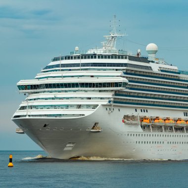 Büyük royal cruise gemisi yolda. Seyahat ve spa hizmetleri