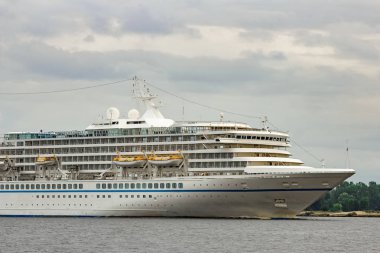 Beyaz cruise liner Baltık Denizi bulutlu günde yelken