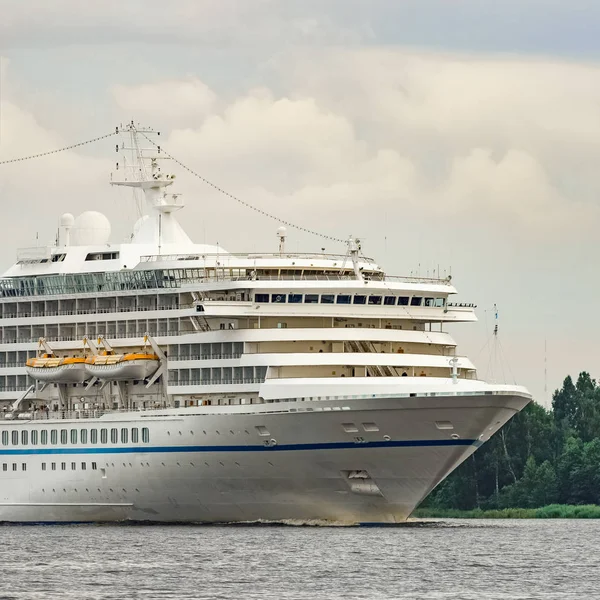 Beyaz cruise liner Baltık Denizi bulutlu günde yelken