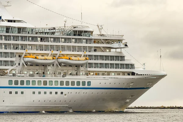 Beyaz cruise liner Baltık Denizi bulutlu günde yelken