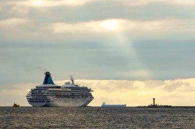 Beyaz cruise liner Baltık Denizi bulutlu günde yelken