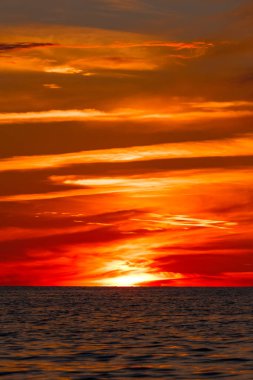 Baltık Denizi üzerinde sıcak ve romantik günbatımı. Sakin manzara