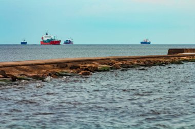 Dört gemi Baltık denizde demirleyen