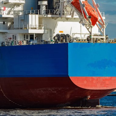 Alma mal. Riga bağlantı noktasına hareket büyük mavi kargo gemisi