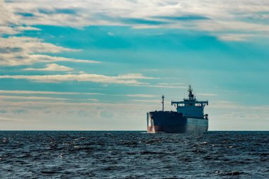 Alma mal. Riga bağlantı noktasına hareket büyük mavi kargo gemisi